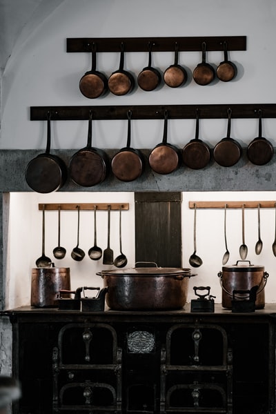 黑铁炉上挂着各式各样的锅碗瓢盆